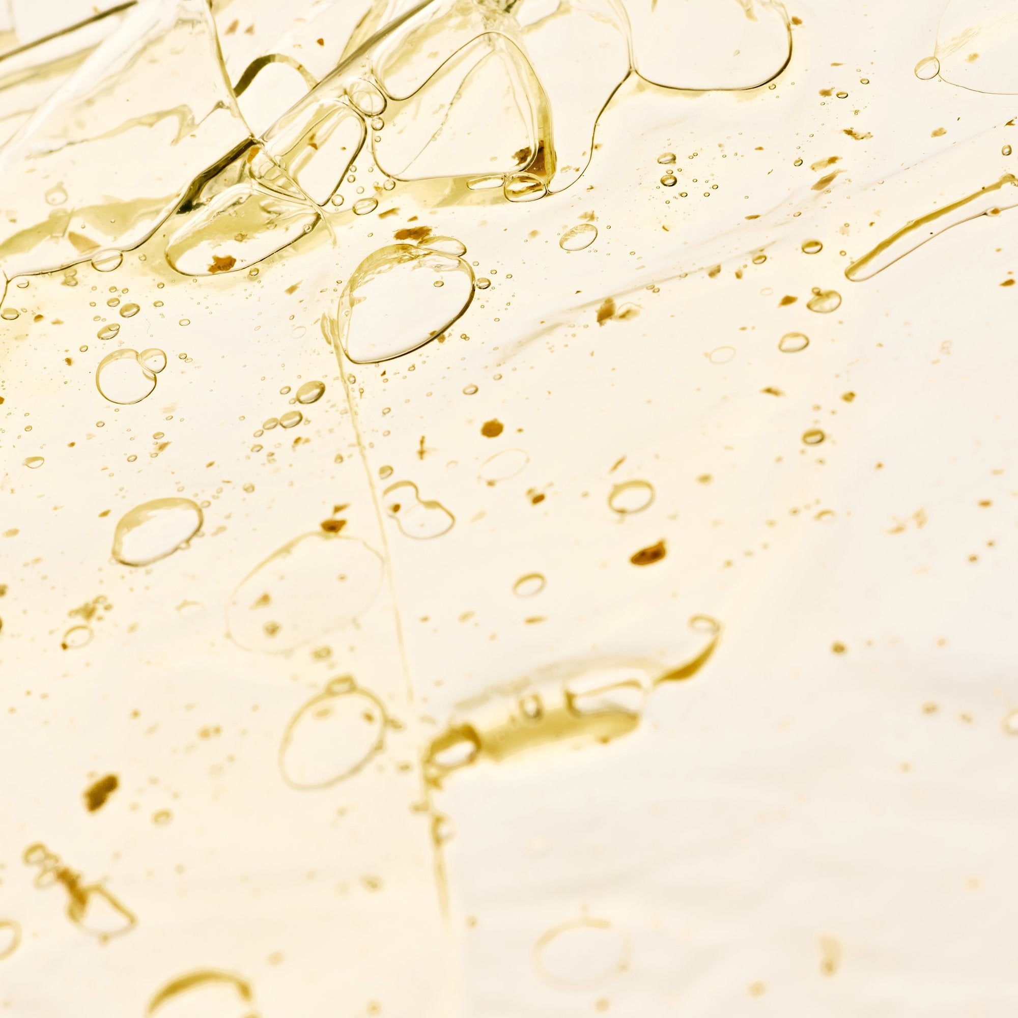 Nahaufnahme der Gel-Textur mit Luftbläschen und Fruchtstückchen