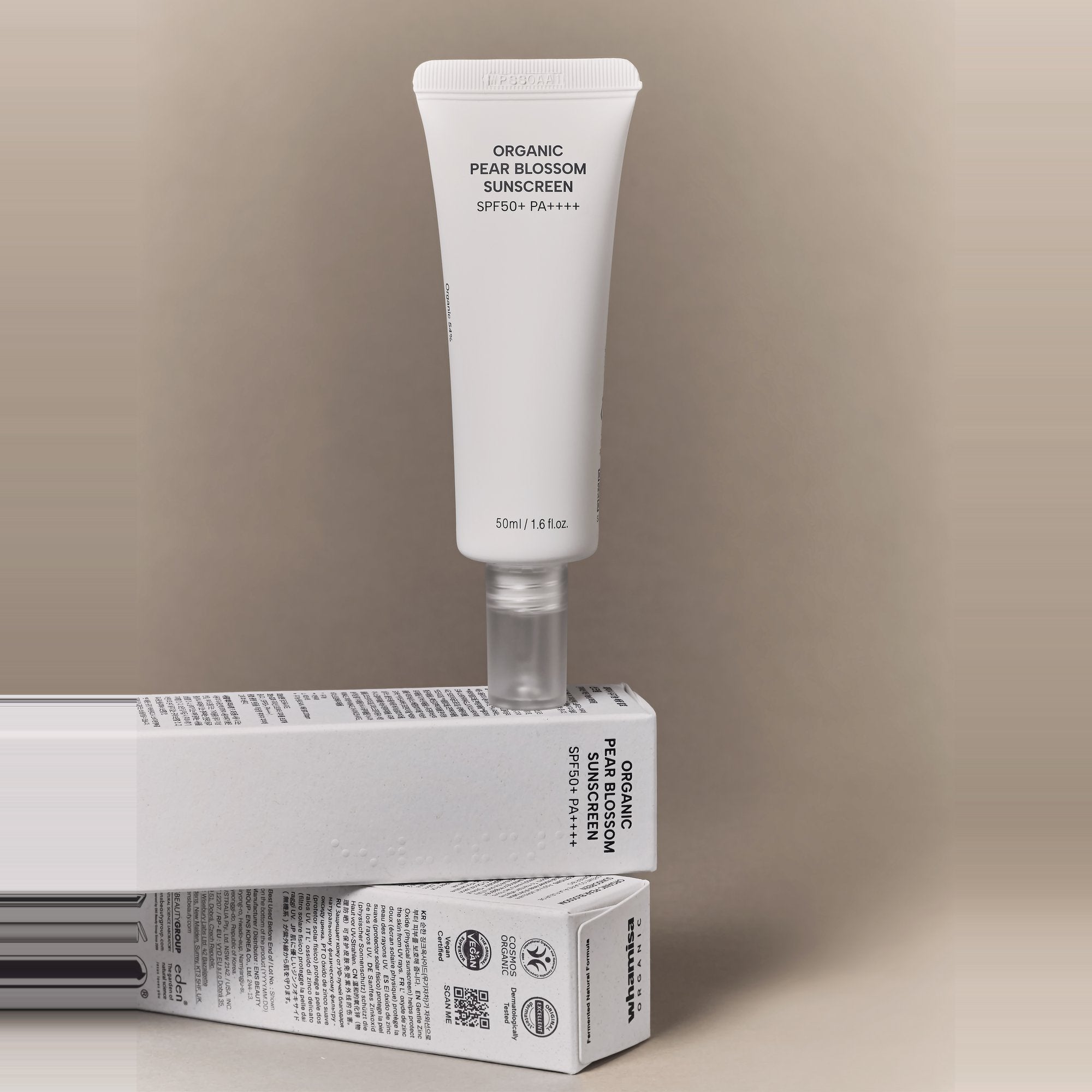 Tube der Pear Blossom Sunscreen neben der liegenden Faltschachtel
